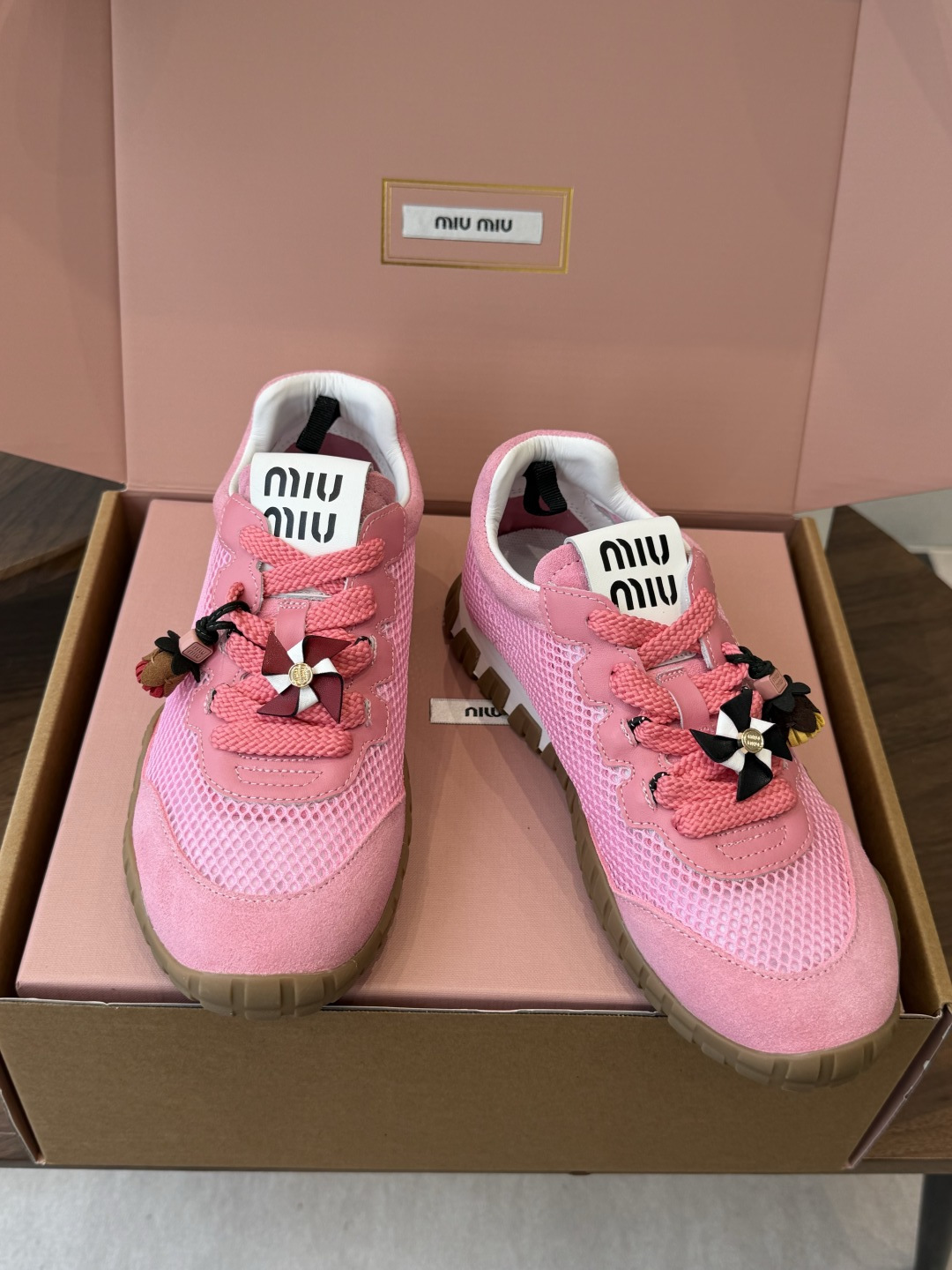 Miu Miu 26ss 新色 春夏新款走秀MiuMiu 玛丽珍款德训 休闲鞋 秀场工艺来自Miu M Miu Miu 26ss 新色 春夏新款走秀MiuMiu 玛丽珍款德训 休闲鞋 秀场工艺来自Miu M