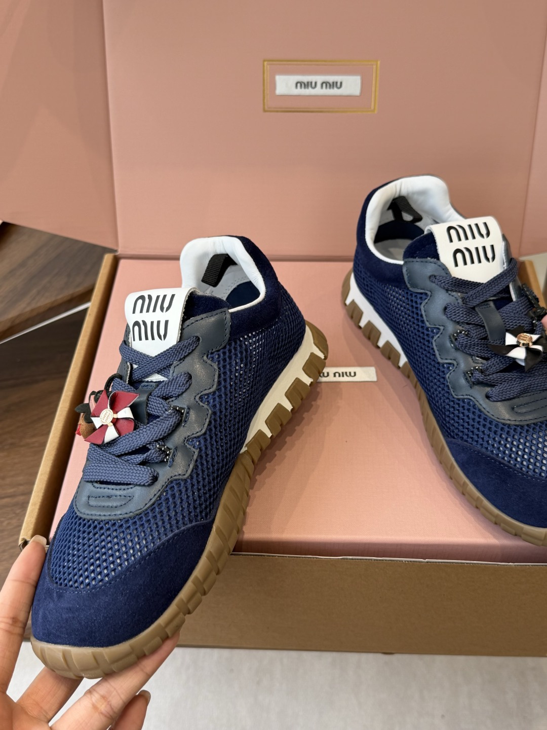 Miu Miu 26ss 新色 春夏新款走秀MiuMiu 玛丽珍款德训 休闲鞋 秀场工艺来自Miu M Miu Miu 26ss 新色 春夏新款走秀MiuMiu 玛丽珍款德训 休闲鞋 秀场工艺来自Miu M