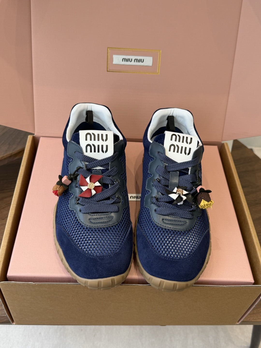 Miu Miu 26ss  新色 春夏新款走秀MiuMiu 玛丽珍款德训 休闲鞋 秀场工艺来自Miu M