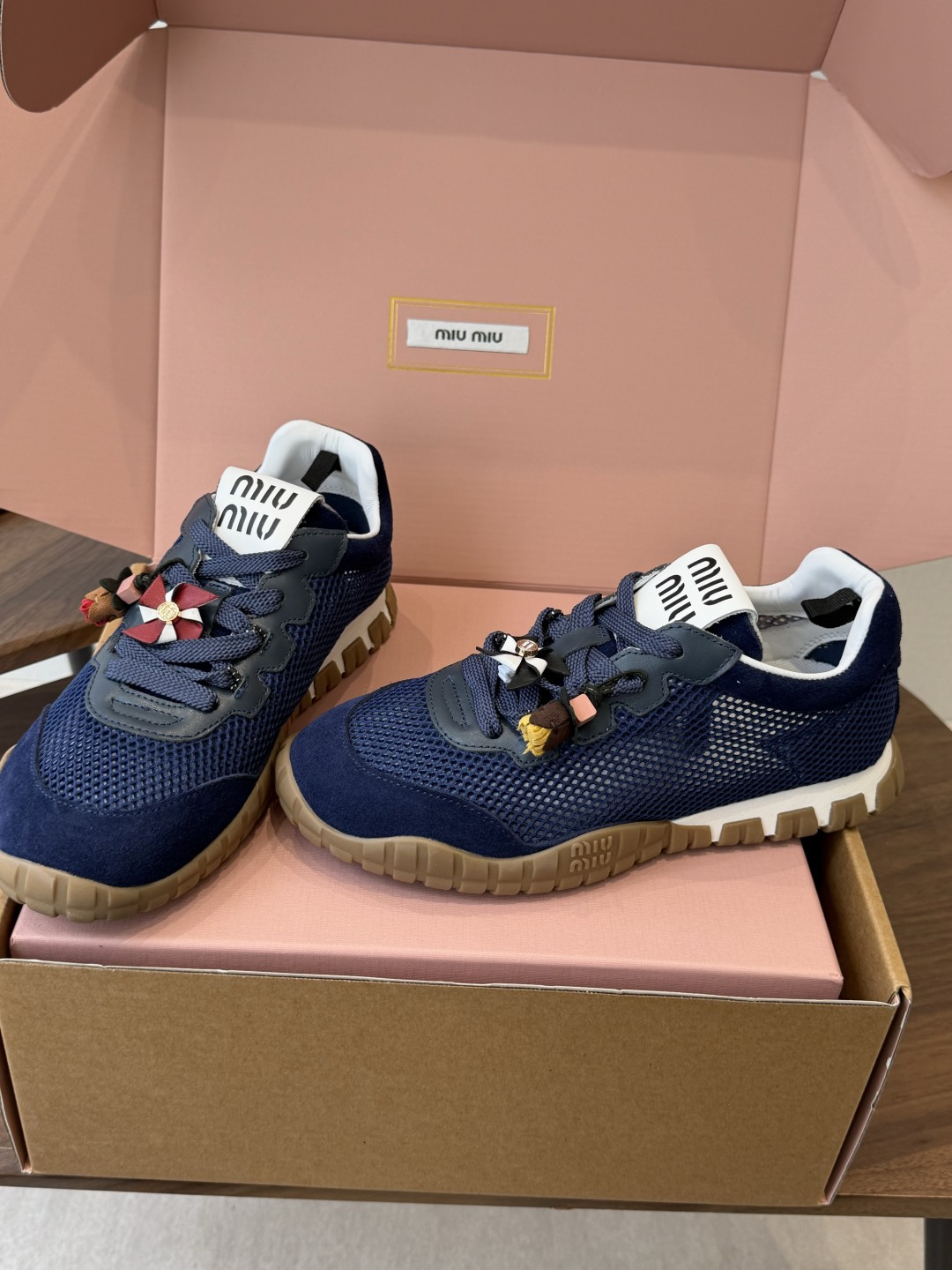 Miu Miu 26ss 新色 春夏新款走秀MiuMiu 玛丽珍款德训 休闲鞋 秀场工艺来自Miu M Miu Miu 26ss 新色 春夏新款走秀MiuMiu 玛丽珍款德训 休闲鞋 秀场工艺来自Miu M