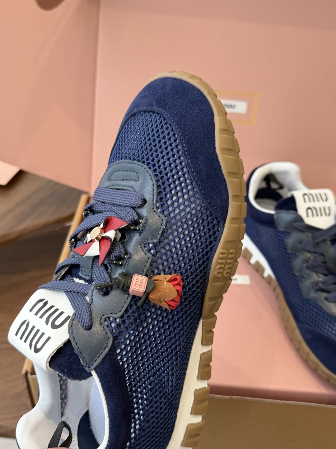 Miu Miu 26ss 新色 春夏新款走秀MiuMiu 玛丽珍款德训 休闲鞋 秀场工艺来自Miu M Miu Miu 26ss 新色 春夏新款走秀MiuMiu 玛丽珍款德训 休闲鞋 秀场工艺来自Miu M