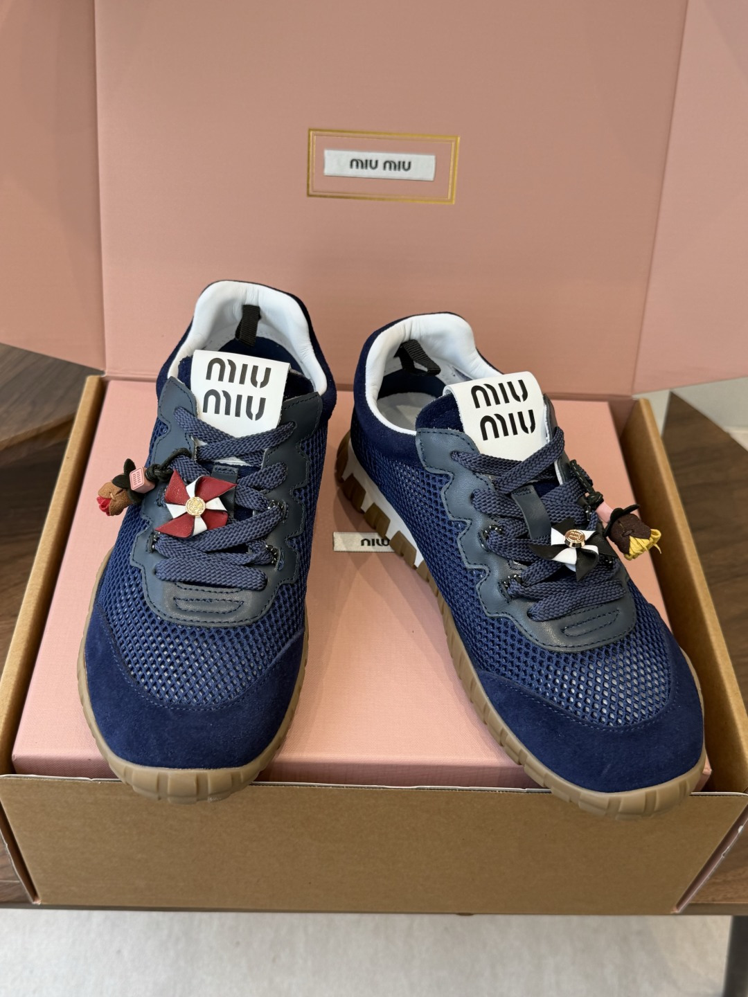 Miu Miu 26ss 新色 春夏新款走秀MiuMiu 玛丽珍款德训 休闲鞋 秀场工艺来自Miu M Miu Miu 26ss 新色 春夏新款走秀MiuMiu 玛丽珍款德训 休闲鞋 秀场工艺来自Miu M