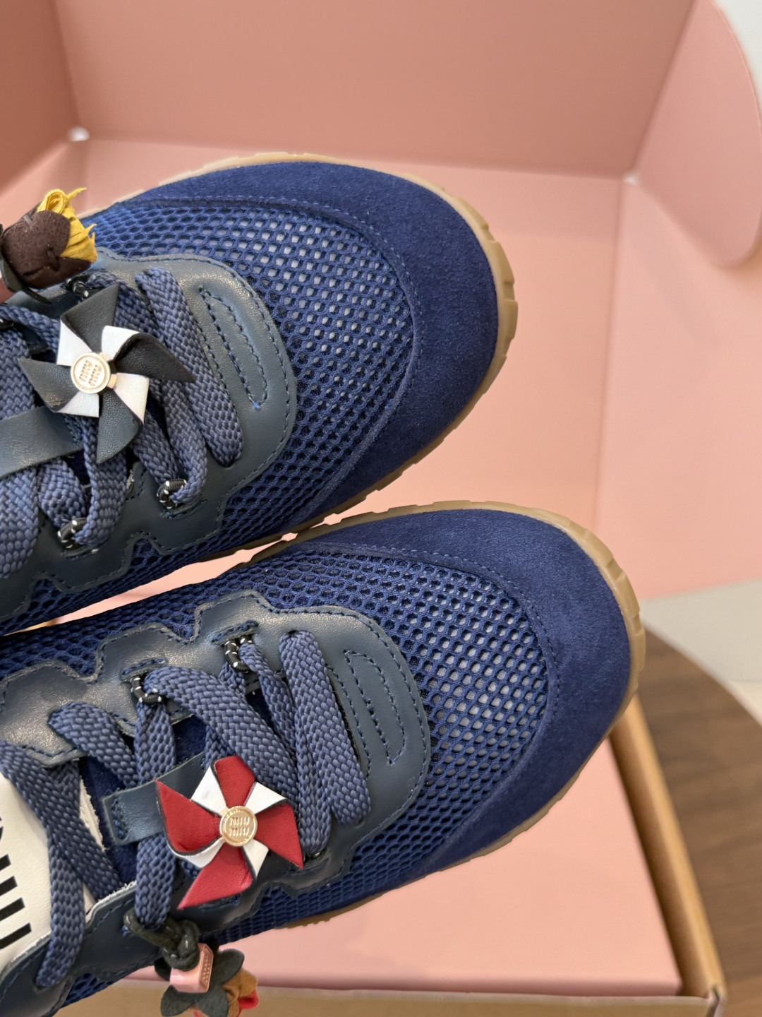 Miu Miu 26ss 新色 春夏新款走秀MiuMiu 玛丽珍款德训 休闲鞋 秀场工艺来自Miu M Miu Miu 26ss 新色 春夏新款走秀MiuMiu 玛丽珍款德训 休闲鞋 秀场工艺来自Miu M