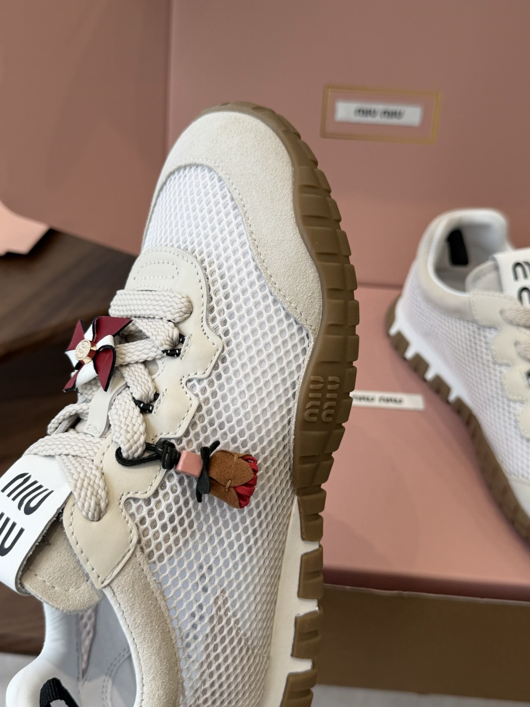 Miu Miu 26ss  新色 春夏新款走秀MiuMiu 玛丽珍款德训 休闲鞋 秀场工艺来自Miu M