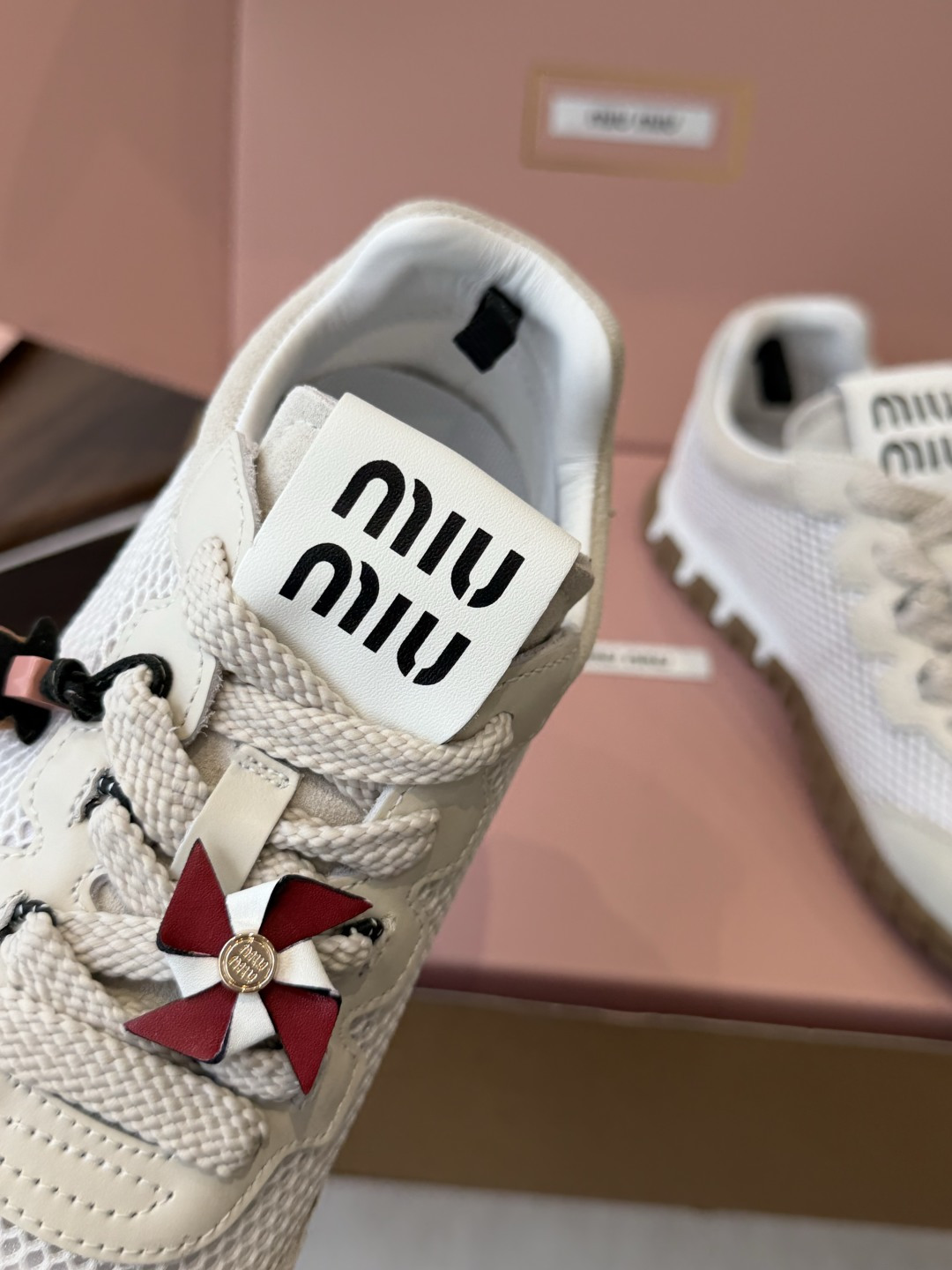 Miu Miu 26ss  新色 春夏新款走秀MiuMiu 玛丽珍款德训 休闲鞋 秀场工艺来自Miu M