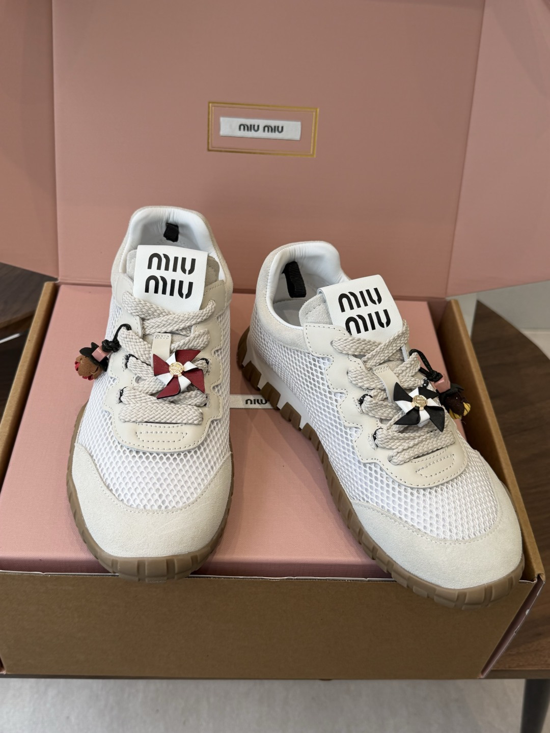Miu Miu 26ss  新色 春夏新款走秀MiuMiu 玛丽珍款德训 休闲鞋 秀场工艺来自Miu M