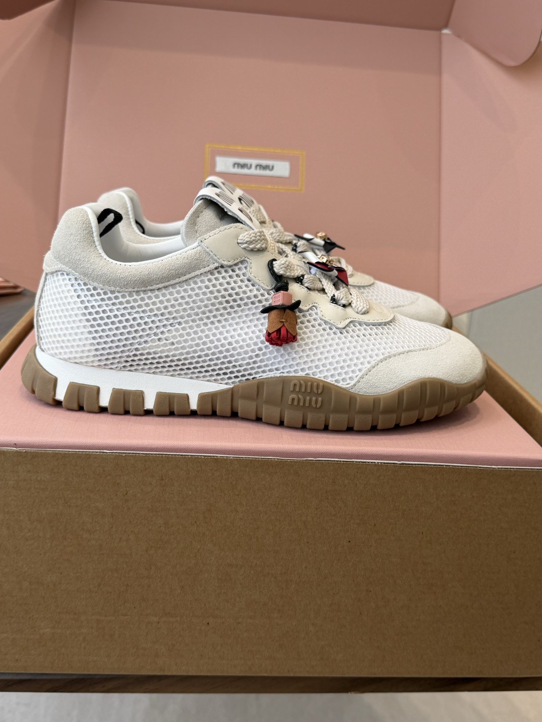Miu Miu 26ss  新色 春夏新款走秀MiuMiu 玛丽珍款德训 休闲鞋 秀场工艺来自Miu M