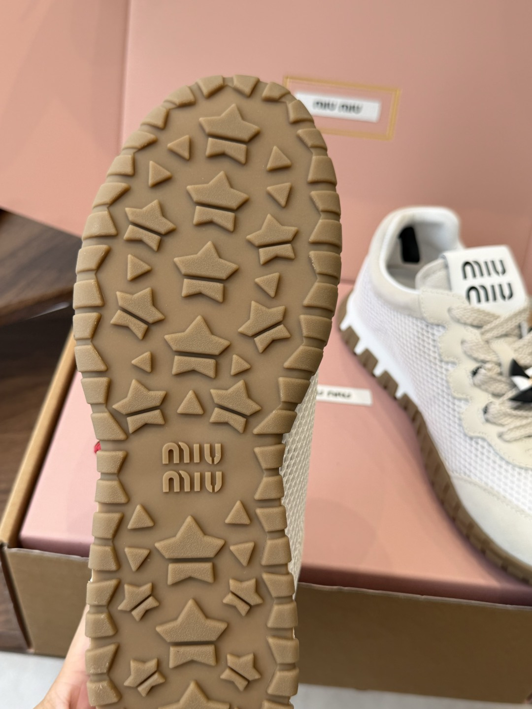 Miu Miu 26ss  新色 春夏新款走秀MiuMiu 玛丽珍款德训 休闲鞋 秀场工艺来自Miu M