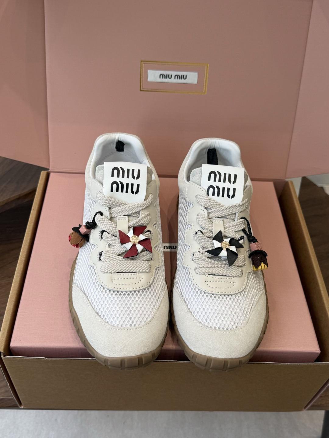Miu Miu 26ss  新色 春夏新款走秀MiuMiu 玛丽珍款德训 休闲鞋 秀场工艺来自Miu M