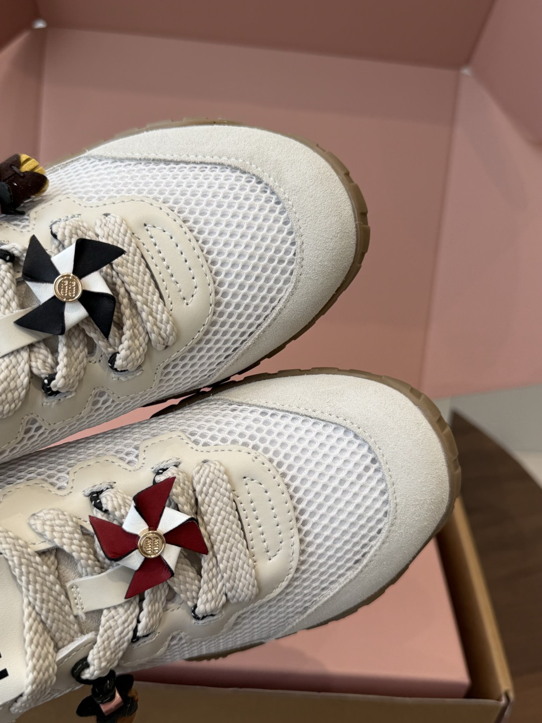Miu Miu 26ss  新色 春夏新款走秀MiuMiu 玛丽珍款德训 休闲鞋 秀场工艺来自Miu M