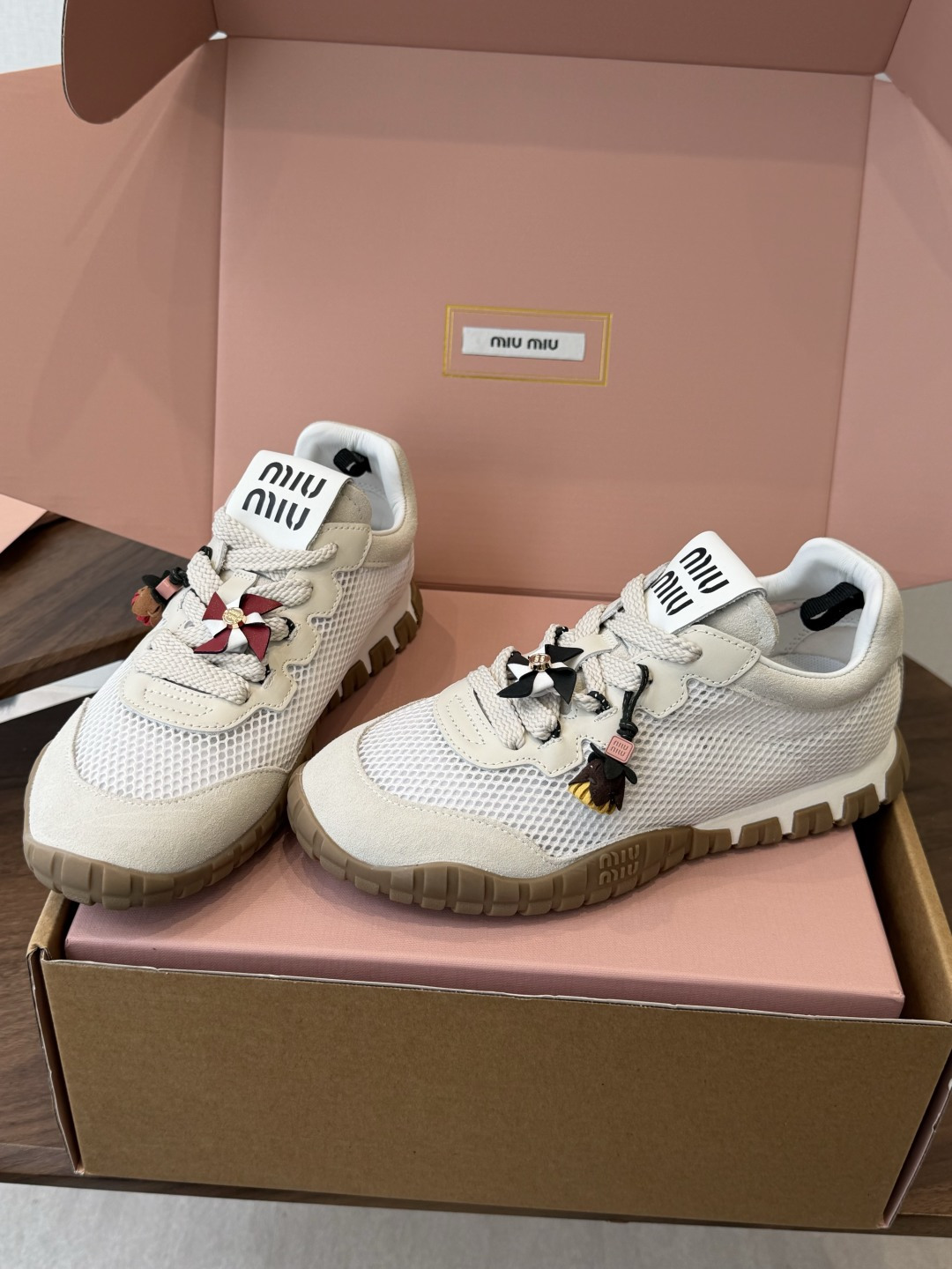 Miu Miu 26ss  新色 春夏新款走秀MiuMiu 玛丽珍款德训 休闲鞋 秀场工艺来自Miu M