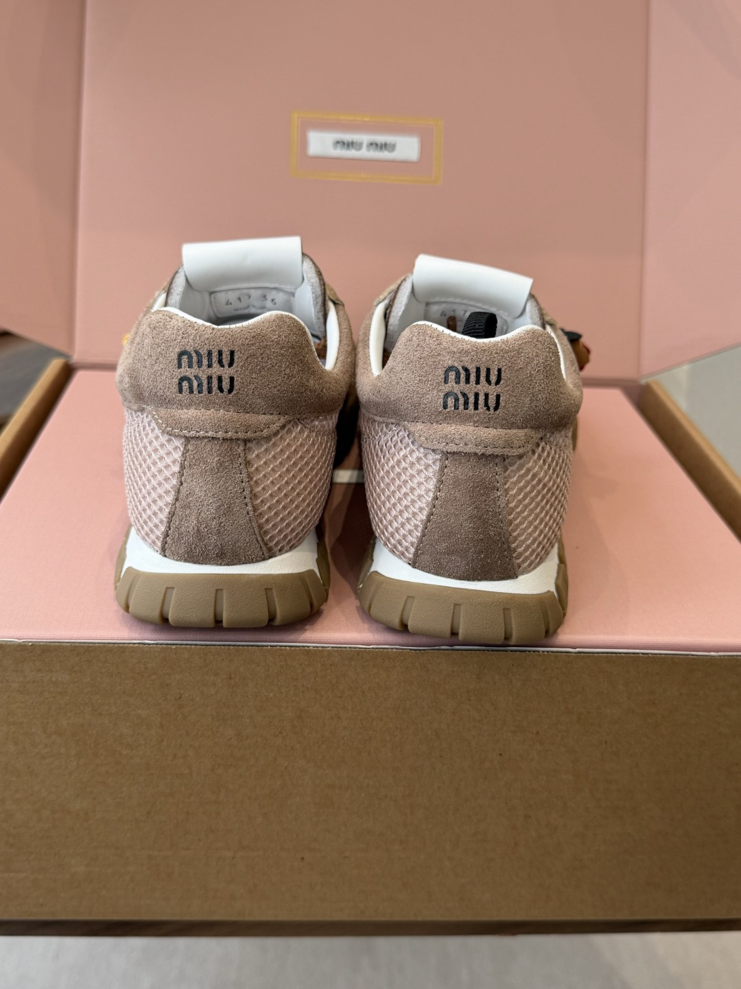 Miu Miu 26ss 新色 春夏新款走秀MiuMiu 玛丽珍款德训 休闲鞋 秀场工艺来自Miu M Miu Miu 26ss 新色 春夏新款走秀MiuMiu 玛丽珍款德训 休闲鞋 秀场工艺来自Miu M