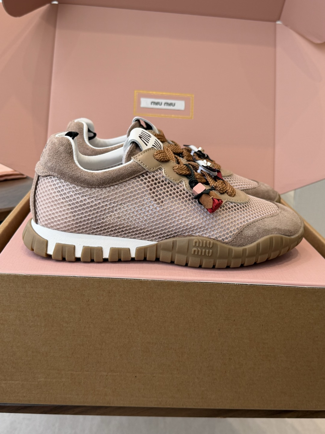 Miu Miu 26ss 新色 春夏新款走秀MiuMiu 玛丽珍款德训 休闲鞋 秀场工艺来自Miu M Miu Miu 26ss 新色 春夏新款走秀MiuMiu 玛丽珍款德训 休闲鞋 秀场工艺来自Miu M