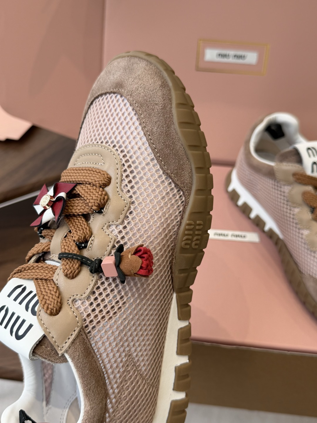 Miu Miu 26ss 新色 春夏新款走秀MiuMiu 玛丽珍款德训 休闲鞋 秀场工艺来自Miu M Miu Miu 26ss 新色 春夏新款走秀MiuMiu 玛丽珍款德训 休闲鞋 秀场工艺来自Miu M
