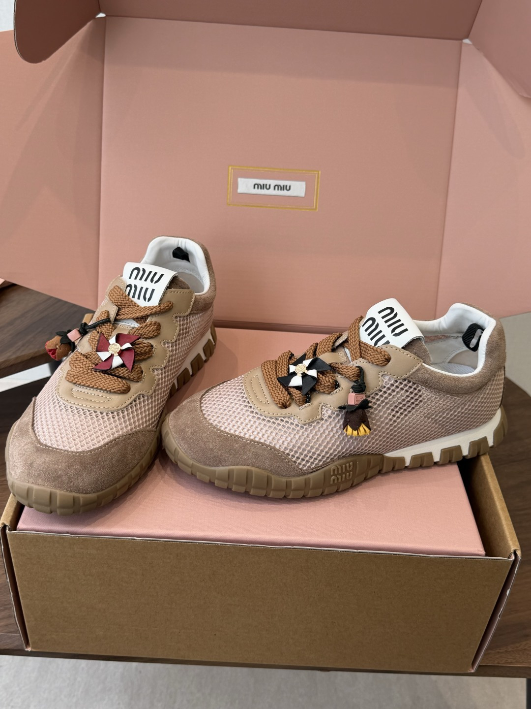 Miu Miu 26ss 新色 春夏新款走秀MiuMiu 玛丽珍款德训 休闲鞋 秀场工艺来自Miu M Miu Miu 26ss 新色 春夏新款走秀MiuMiu 玛丽珍款德训 休闲鞋 秀场工艺来自Miu M