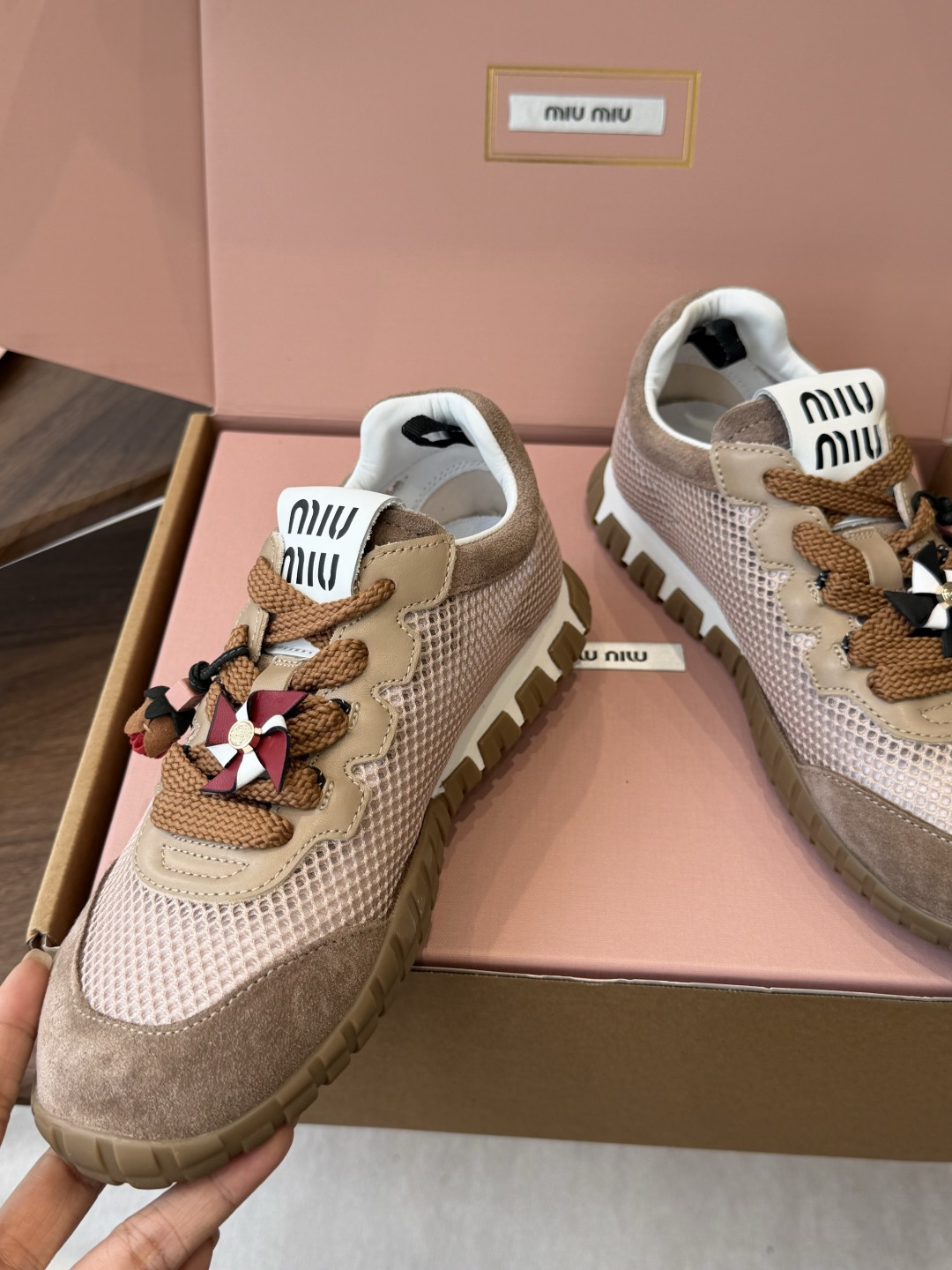 Miu Miu 26ss 新色 春夏新款走秀MiuMiu 玛丽珍款德训 休闲鞋 秀场工艺来自Miu M Miu Miu 26ss 新色 春夏新款走秀MiuMiu 玛丽珍款德训 休闲鞋 秀场工艺来自Miu M