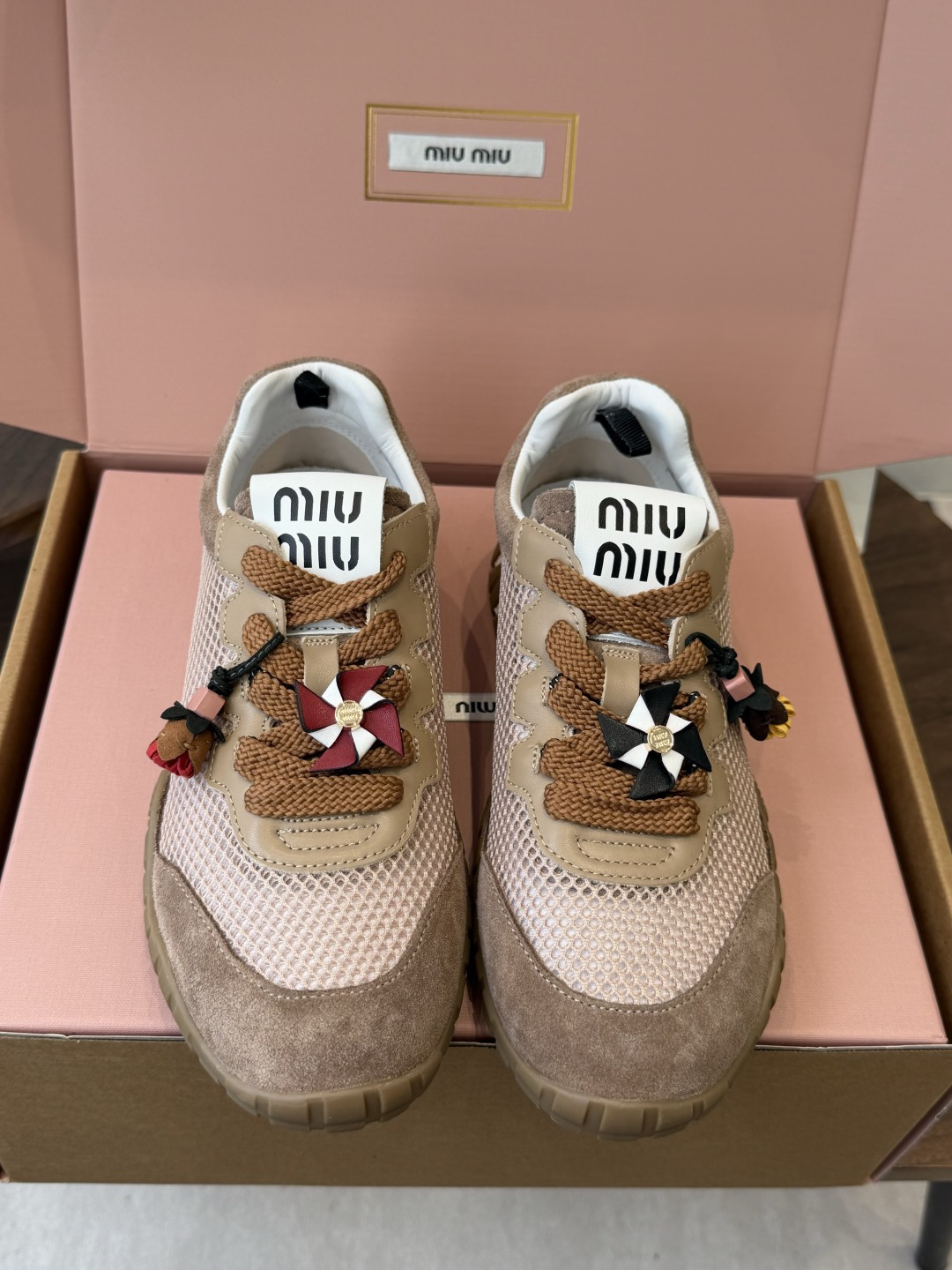 Miu Miu 26ss  新色 春夏新款走秀MiuMiu 玛丽珍款德训 休闲鞋 秀场工艺来自Miu M