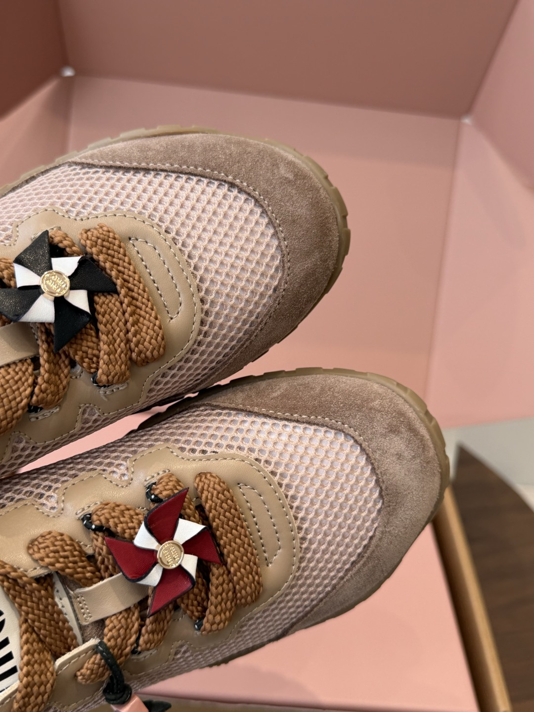 Miu Miu 26ss 新色 春夏新款走秀MiuMiu 玛丽珍款德训 休闲鞋 秀场工艺来自Miu M Miu Miu 26ss 新色 春夏新款走秀MiuMiu 玛丽珍款德训 休闲鞋 秀场工艺来自Miu M