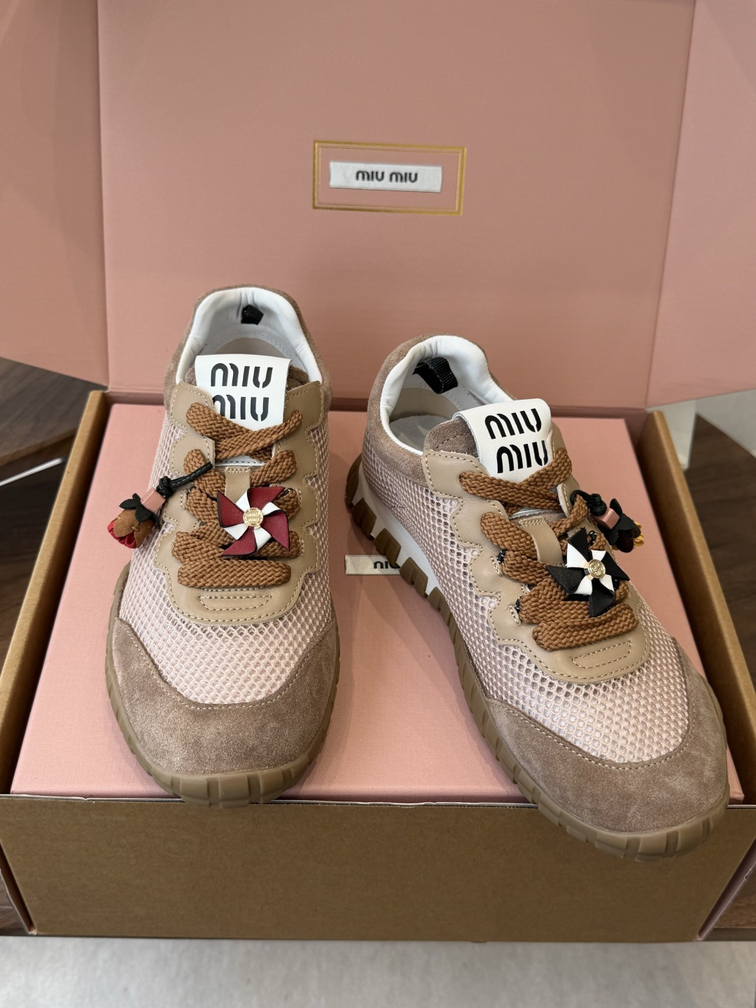 Miu Miu 26ss 新色 春夏新款走秀MiuMiu 玛丽珍款德训 休闲鞋 秀场工艺来自Miu M Miu Miu 26ss 新色 春夏新款走秀MiuMiu 玛丽珍款德训 休闲鞋 秀场工艺来自Miu M