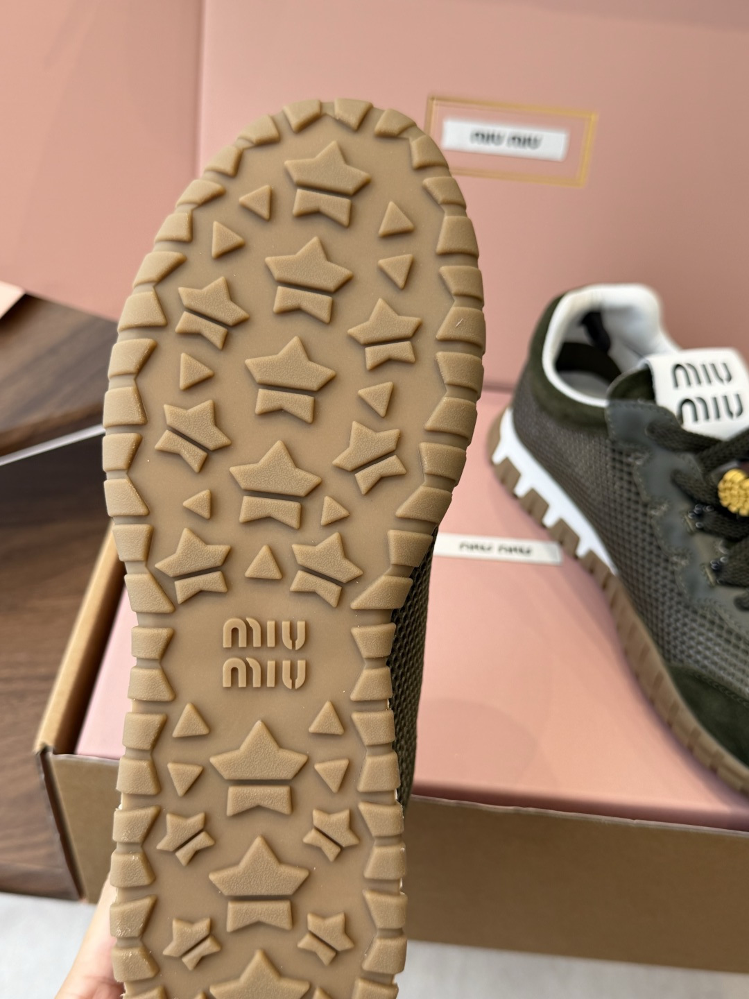 Miu Miu 26ss 新色 春夏新款走秀MiuMiu 玛丽珍款德训 休闲鞋 秀场工艺来自Miu M Miu Miu 26ss 新色 春夏新款走秀MiuMiu 玛丽珍款德训 休闲鞋 秀场工艺来自Miu M