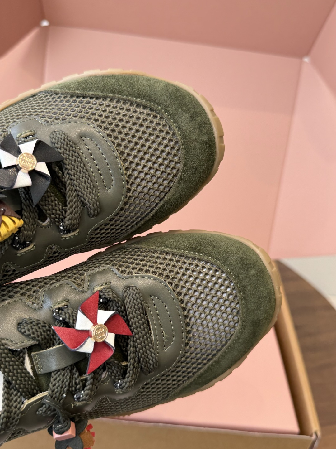 Miu Miu 26ss 新色 春夏新款走秀MiuMiu 玛丽珍款德训 休闲鞋 秀场工艺来自Miu M Miu Miu 26ss 新色 春夏新款走秀MiuMiu 玛丽珍款德训 休闲鞋 秀场工艺来自Miu M