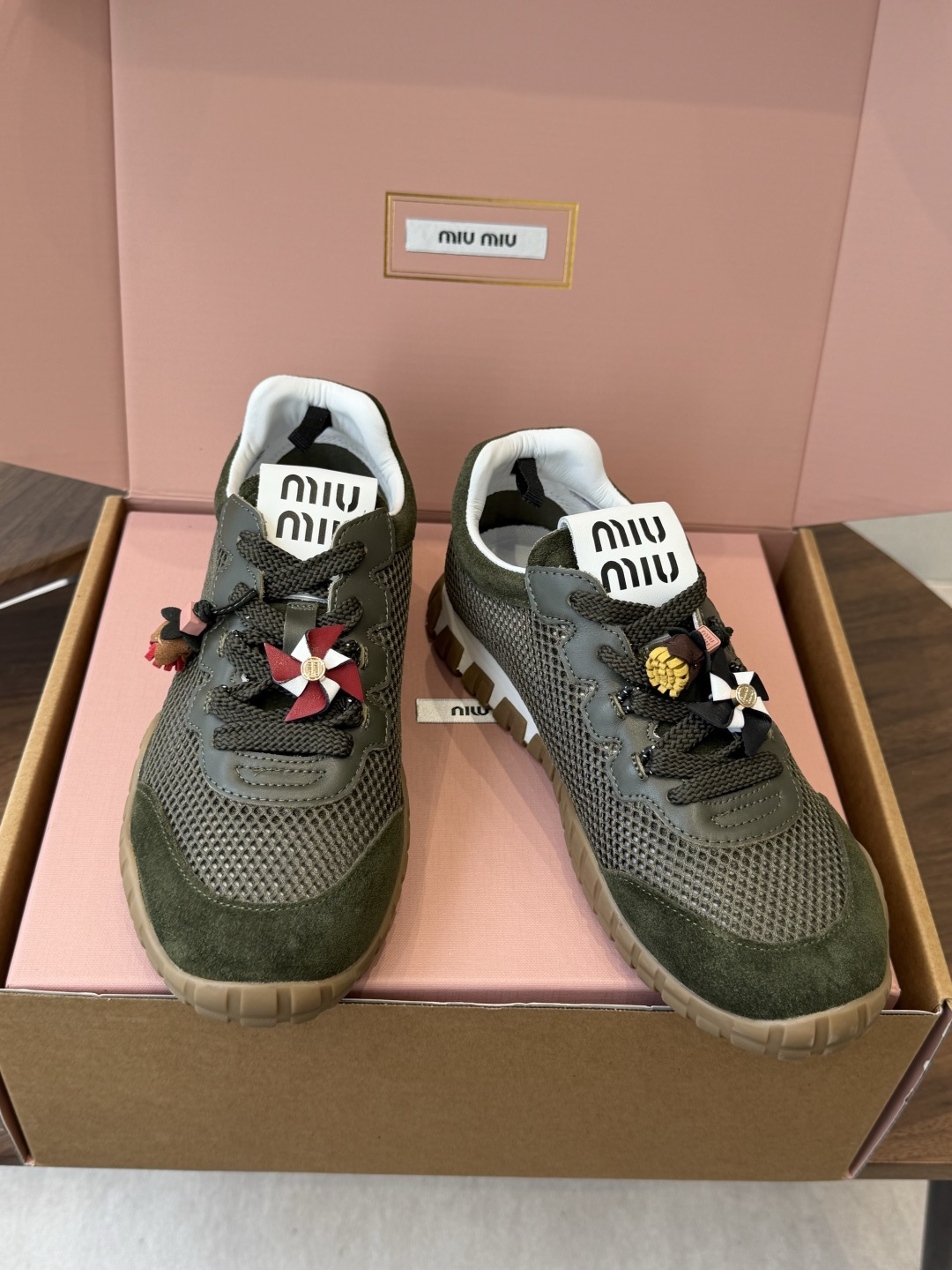 Miu Miu 26ss 新色 春夏新款走秀MiuMiu 玛丽珍款德训 休闲鞋 秀场工艺来自Miu M Miu Miu 26ss 新色 春夏新款走秀MiuMiu 玛丽珍款德训 休闲鞋 秀场工艺来自Miu M