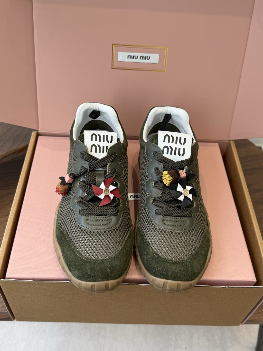 NO:870028,Miu Miu 26ss new color Spring and summer new catwalk MiuMiu Mary Jane style casual shoes Show craftsmanship from Miu Miu series details close-up New season trend element 1 Collide with the beloved concept of the moment, multiple collisions, convey modern style~ Looks good no matter how you wear it This summer's fashionista favorite Does not look very comfortable The upper foot is super comfortable Imported fabrics Breathable mesh with original lining Original lining Outsole Original sole  Size#Female 35-40 (40 is custom-made and cannot be returned or exchanged), casual shoes/sports shoes, miumiu, mary jane, sneakers19860909Miu Miu 26ss 新色 春夏新款走秀MiuMiu 玛丽珍款德训 休闲鞋 秀场工艺来自Miu Miu系列的细节特写 新季的潮流要素一 与此刻挚爱的概念,多元对撞,传达现代风格~ 怎么穿都好看今夏时髦精最爱 看起来不怎么舒服 上脚超级舒服 面料进口对版透气网布 内里原版内里 大底原版鞋底 Size#女35-40（40订做不退换）,休闲鞋/运动鞋,miumiu,mary jane,sneakers,Women's Shoes
