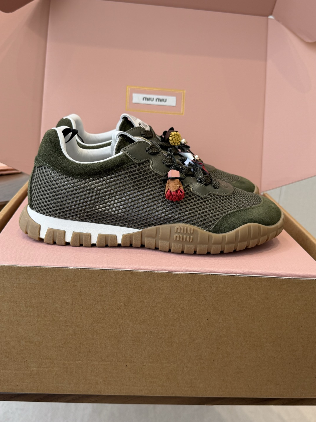 Miu Miu 26ss 新色 春夏新款走秀MiuMiu 玛丽珍款德训 休闲鞋 秀场工艺来自Miu M Miu Miu 26ss 新色 春夏新款走秀MiuMiu 玛丽珍款德训 休闲鞋 秀场工艺来自Miu M