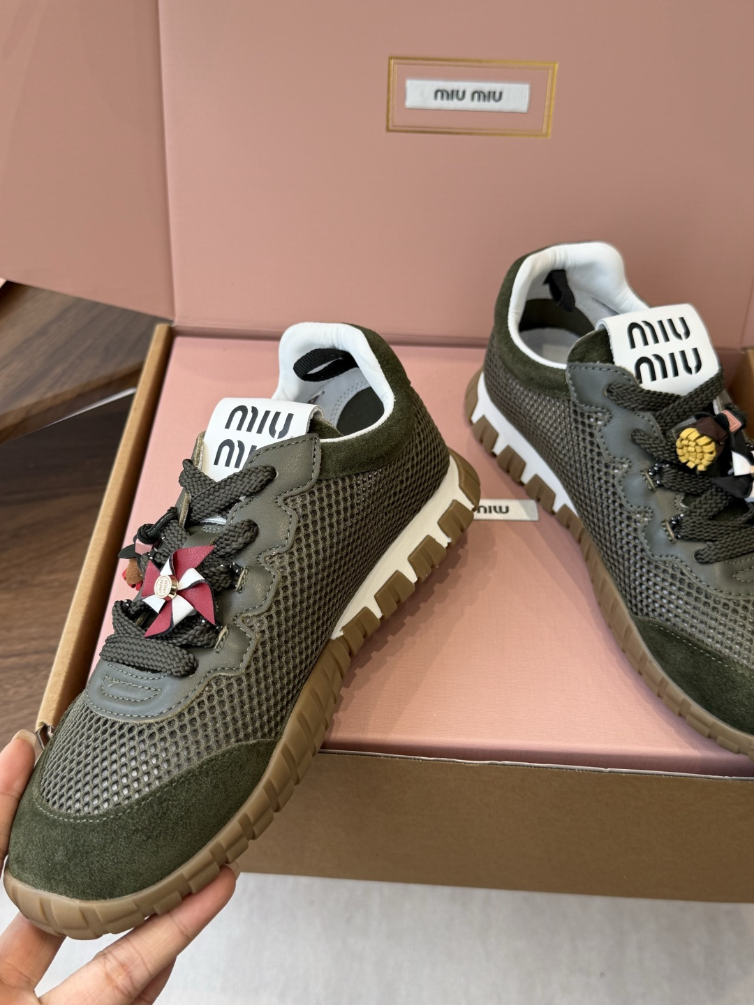 Miu Miu 26ss 新色 春夏新款走秀MiuMiu 玛丽珍款德训 休闲鞋 秀场工艺来自Miu M Miu Miu 26ss 新色 春夏新款走秀MiuMiu 玛丽珍款德训 休闲鞋 秀场工艺来自Miu M