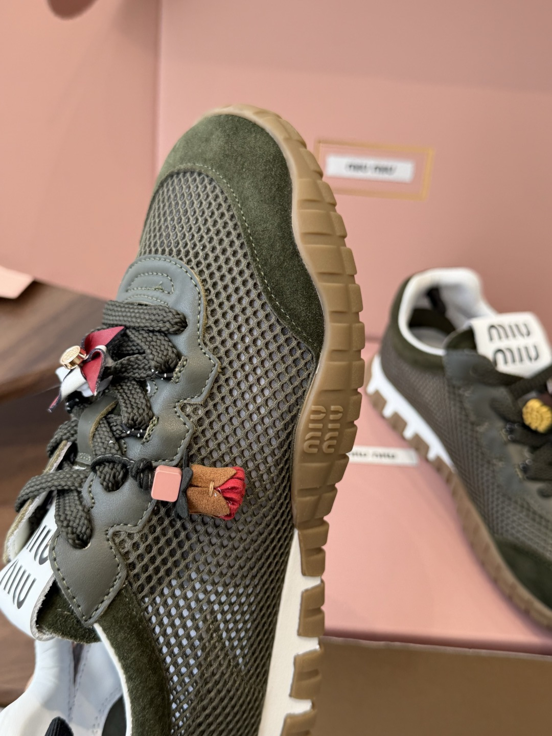 Miu Miu 26ss 新色 春夏新款走秀MiuMiu 玛丽珍款德训 休闲鞋 秀场工艺来自Miu M Miu Miu 26ss 新色 春夏新款走秀MiuMiu 玛丽珍款德训 休闲鞋 秀场工艺来自Miu M