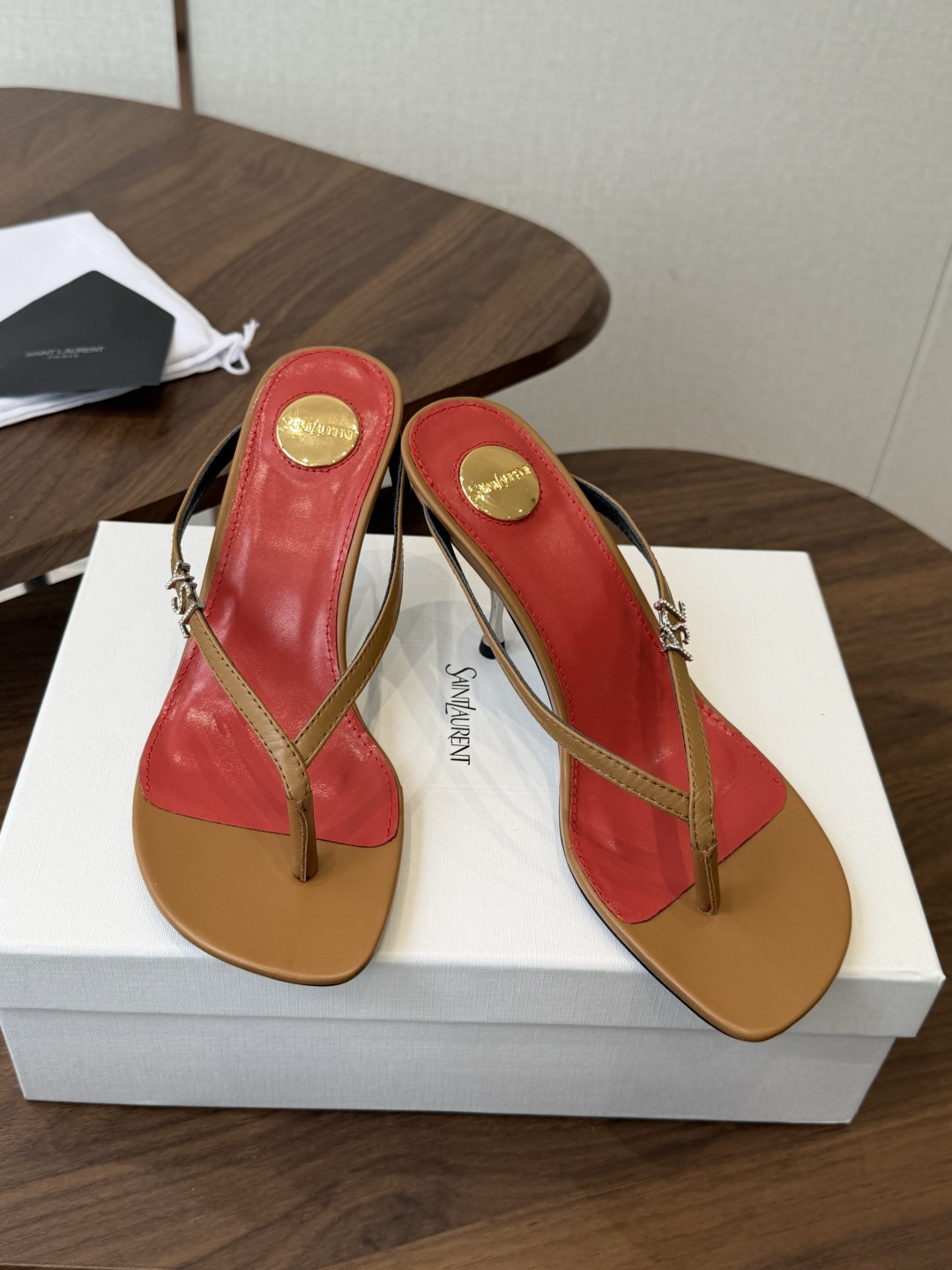 Saint LaurentYSL圣罗兰经典高跟鞋这款凉鞋绝对是我鞋柜里的颜值担当 醒目的YSL钻饰扣 精 Saint LaurentYSL圣罗兰经典高跟鞋这款凉鞋绝对是我鞋柜里的颜值担当 醒目的YSL钻饰扣 精