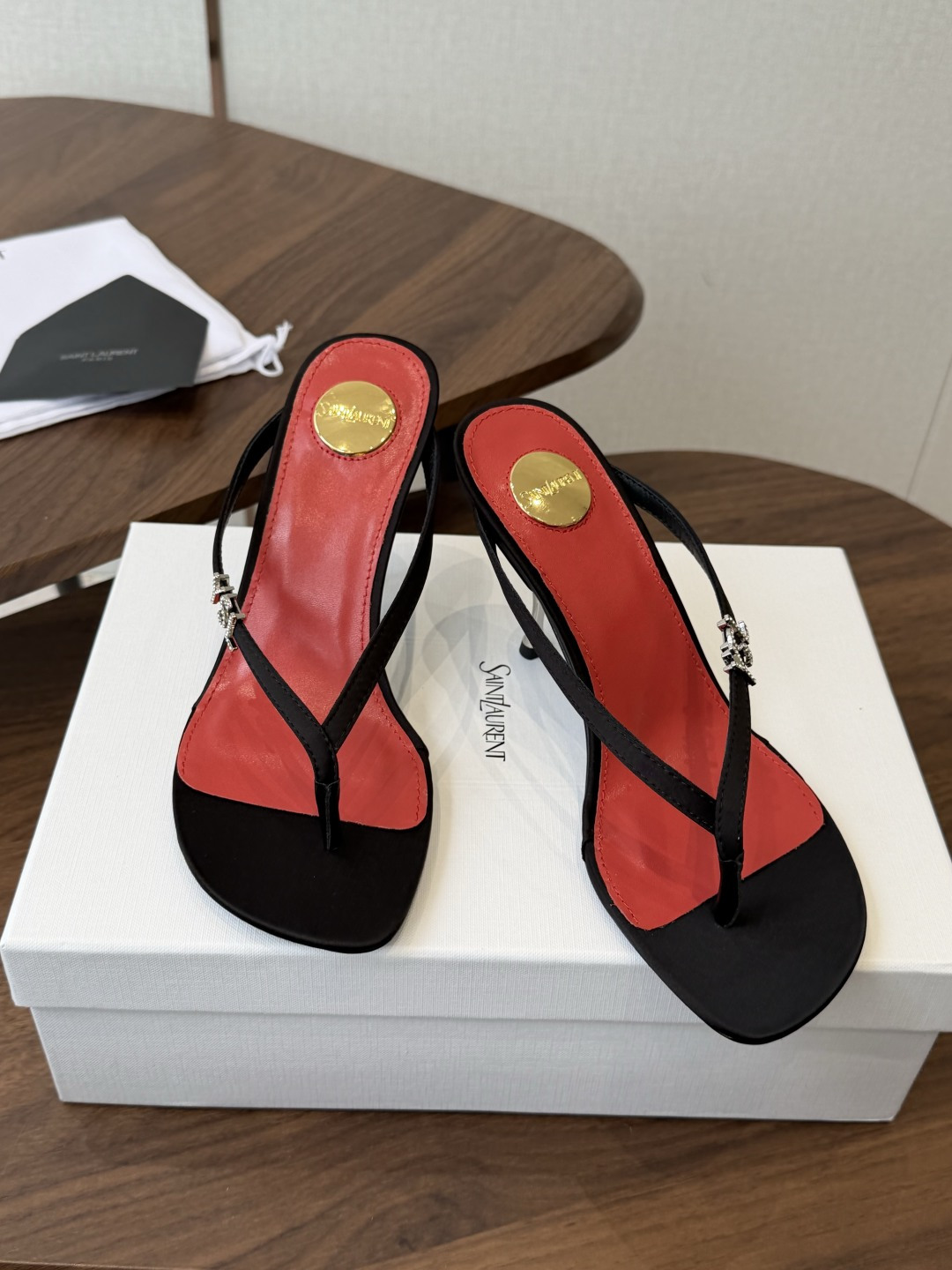 Saint LaurentYSL圣罗兰经典高跟鞋这款凉鞋绝对是我鞋柜里的颜值担当 醒目的YSL钻饰扣 精