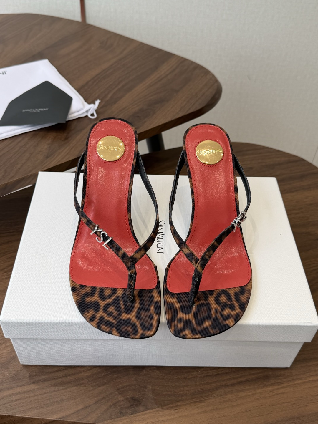 NO:875074,Saint LaurentYSL Saint Laurent classic high-heeled shoes. This sandal is definitely the most beautiful in my shoe cabinet. The eye-catching YSL diamond buckle is exquisite and sparkling, flaunting the brand's fashion attitude, as if to say fashion, never low-key. The shoe body line is simple and smooth, just the right minimalist style, no complicated design, and you can easily grasp the sense of luxury. It is a perfect match from strolling on the street in spring to heading to the beach in summer. Wear it with a simple white dress  Fresh and elegant, you can instantly transform into a holiday goddess; paired with personalized shorts and midriff-baring tops, you can easily interpret the fashionable street style. Whether you are going out daily or attending a party, it can make you look aura. Fabric: butter leather. Heel height: 8cm. Italian imported cowhide outsole. Size 35-40 (40 is custom-made and non-refundable). Split-toe high heels, saint laurent, saint laurent, saint laurent, sandals, high  heels,skirts,shorts,cowhide19860909Saint LaurentYSL圣罗兰经典高跟鞋 这款凉鞋绝对是我鞋柜里的颜值担当 醒目的YSL钻饰扣 精致又闪耀 张扬地宣告着品牌的时尚态度 仿佛在说时尚 从不低调. 鞋身线条简洁流畅 恰到好处的简约风格 没有繁杂的设计 轻松就能拿捏住高级感 从春天漫步街头到夏天奔赴海边它都是绝佳搭配. 穿上它搭配一条简约的白色连衣裙 清新又优雅,瞬间变身度假风女神；搭配个性的短裤和露脐短上衣 又能轻松演绎出时髦的街头潮流风 无论是日常出街还是参加派对 它都能让你气场全场 面料牛油皮 跟高8cm 意大利进口牛皮大底 Size35-40（40 订做不退换）,分趾鞋高跟鞋,saint laurent,saint laurent,saint laurent,sandals,high heels,skirts,shorts,cowhide,Women's Shoes