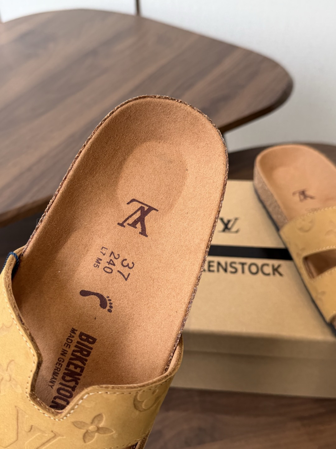 Birkenstock x 联名Lv 情侣款 系列 这两个品牌刚出联名我就心动了代购找很久才买到货,真的 Birkenstock x 联名Lv 情侣款 系列 这两个品牌刚出联名我就心动了代购找很久才买到货,真的