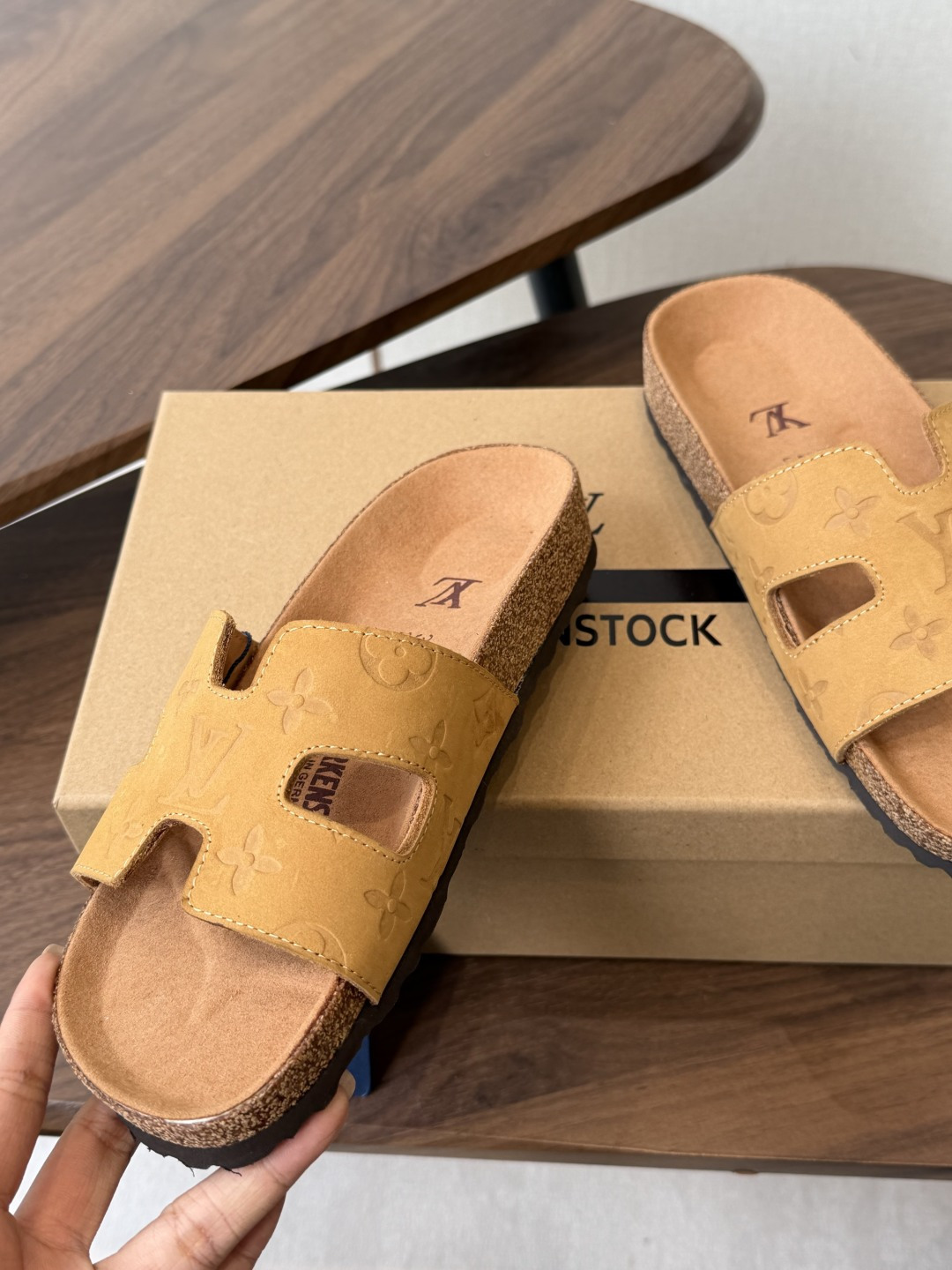 Birkenstock x 联名Lv 情侣款 系列 这两个品牌刚出联名我就心动了代购找很久才买到货,真的 Birkenstock x 联名Lv 情侣款 系列 这两个品牌刚出联名我就心动了代购找很久才买到货,真的