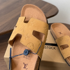 Birkenstock x 联名Lv 情侣款 系列 这两个品牌刚出联名我就心动了代购找很久才买到货,真的 Birkenstock x 联名Lv 情侣款 系列 这两个品牌刚出联名我就心动了代购找很久才买到货,真的