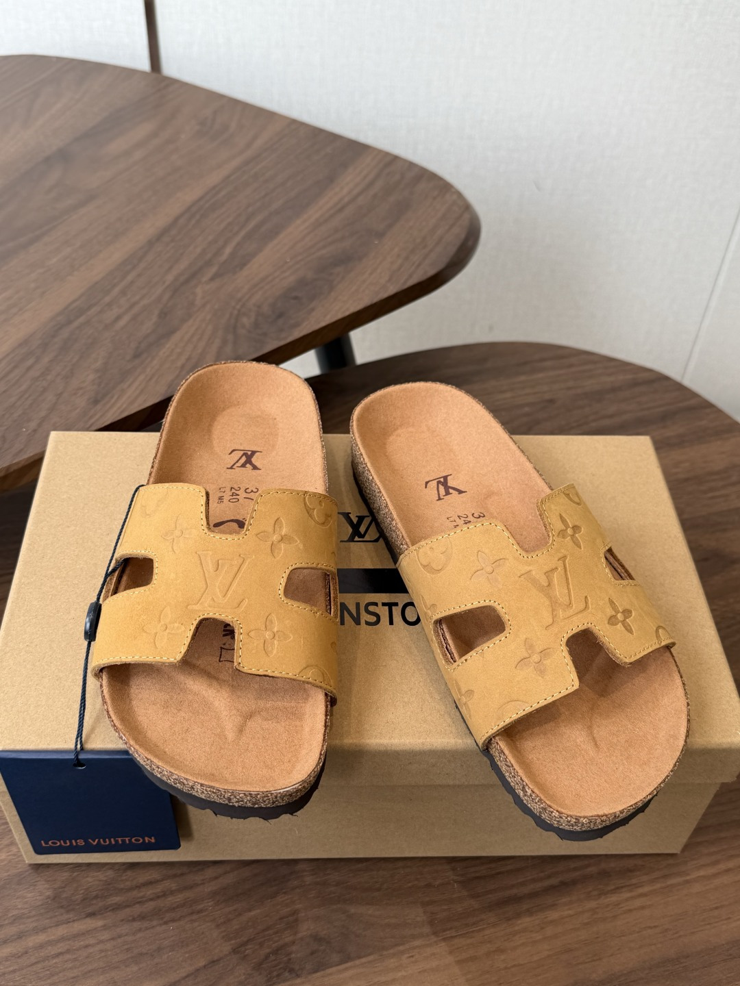 Birkenstock x 联名Lv 情侣款 系列 这两个品牌刚出联名我就心动了代购找很久才买到货,真的 Birkenstock x 联名Lv 情侣款 系列 这两个品牌刚出联名我就心动了代购找很久才买到货,真的