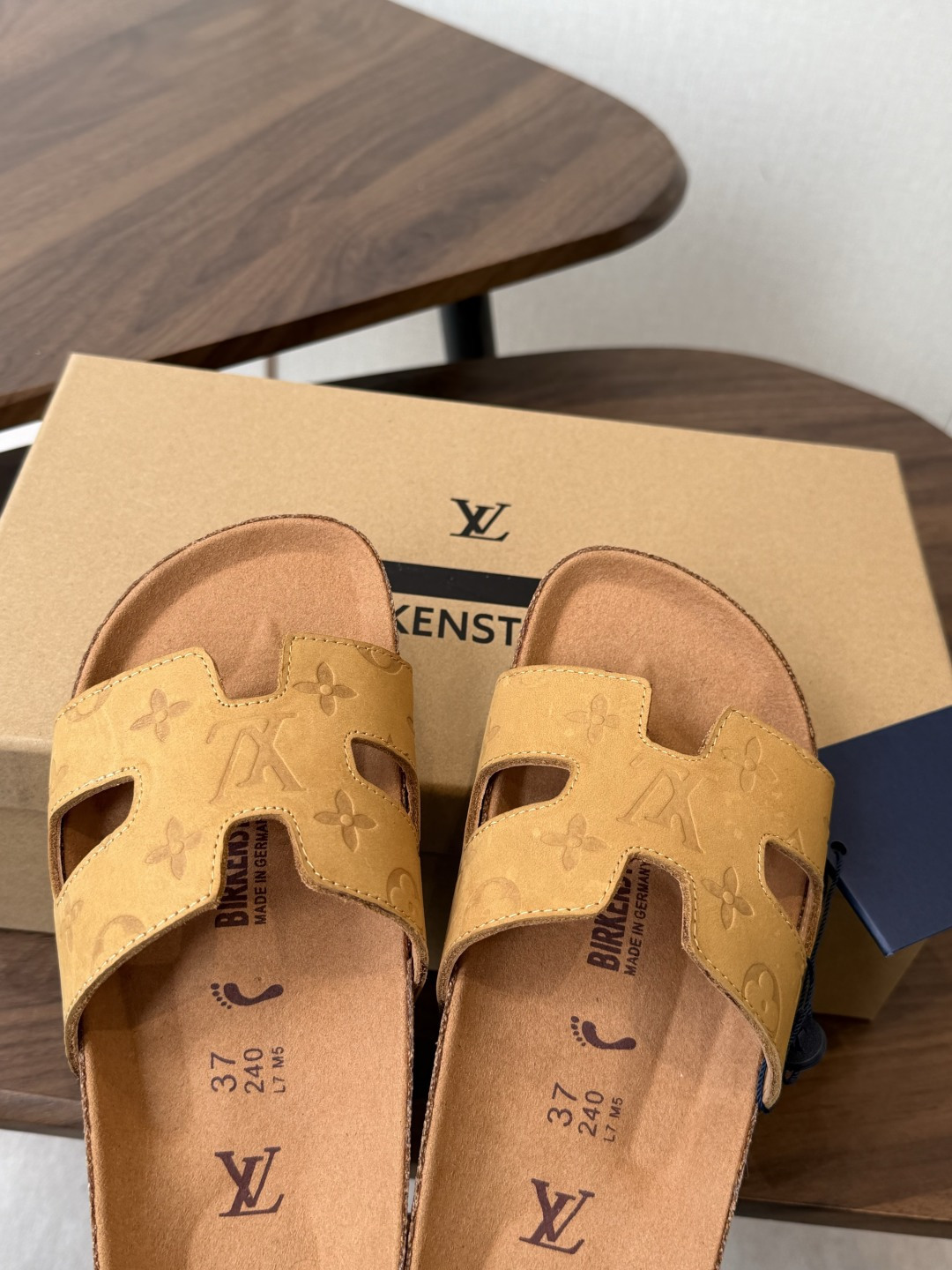 Birkenstock x 联名Lv 情侣款 系列 这两个品牌刚出联名我就心动了代购找很久才买到货,真的 Birkenstock x 联名Lv 情侣款 系列 这两个品牌刚出联名我就心动了代购找很久才买到货,真的