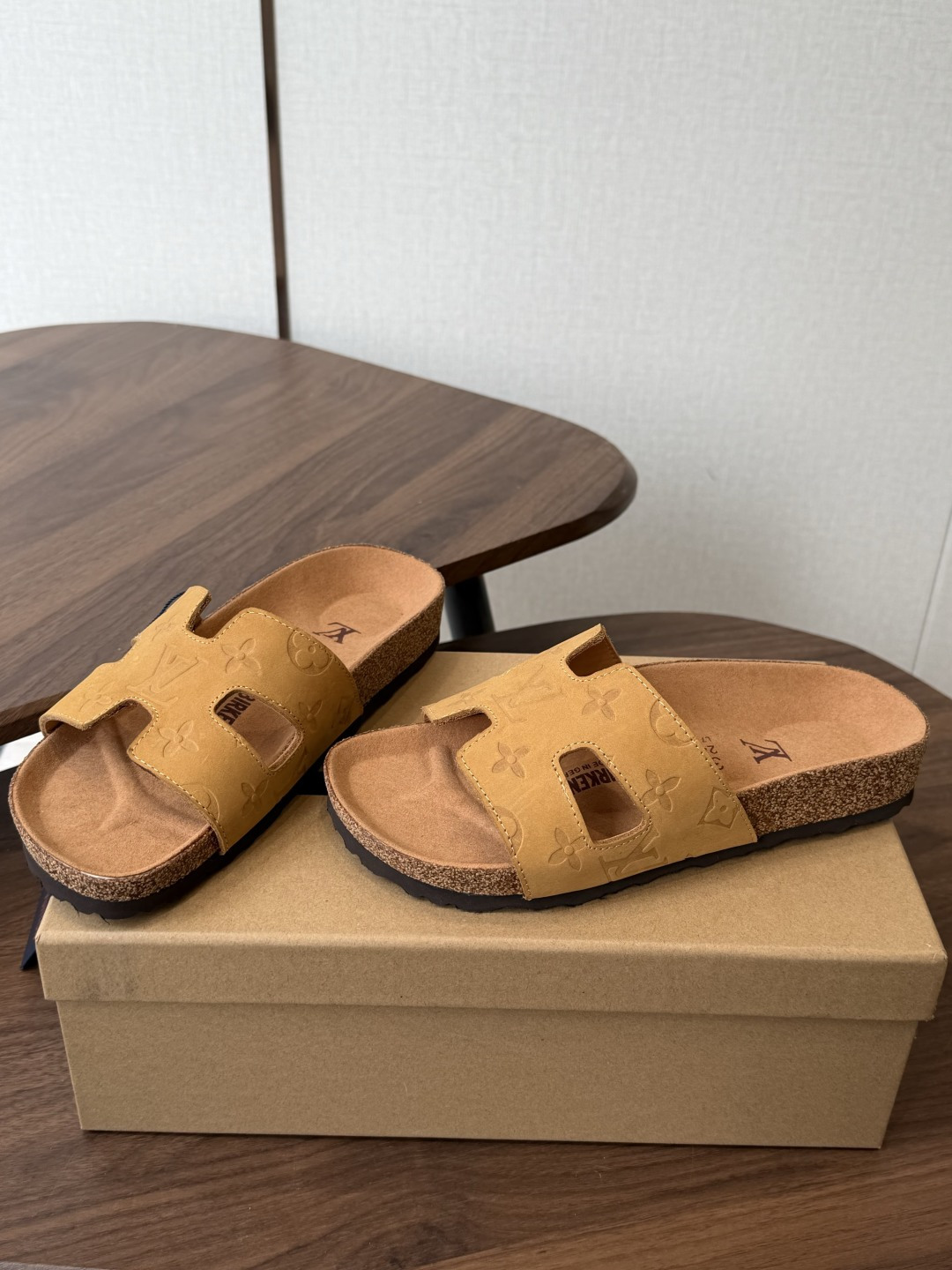Birkenstock x 联名Lv 情侣款 系列 这两个品牌刚出联名我就心动了代购找很久才买到货,真的 Birkenstock x 联名Lv 情侣款 系列 这两个品牌刚出联名我就心动了代购找很久才买到货,真的