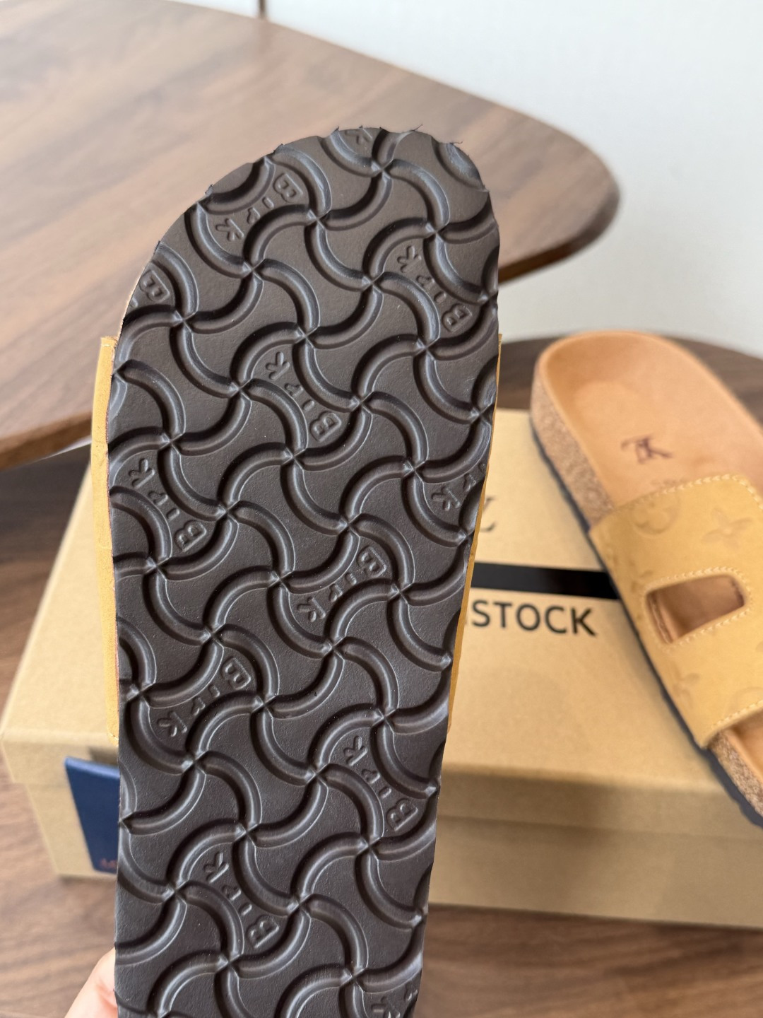 Birkenstock x 联名Lv 情侣款 系列 这两个品牌刚出联名我就心动了代购找很久才买到货,真的 Birkenstock x 联名Lv 情侣款 系列 这两个品牌刚出联名我就心动了代购找很久才买到货,真的