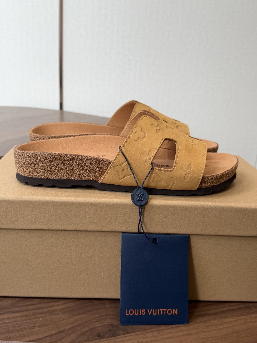 Birkenstock x 联名Lv 情侣款 系列 这两个品牌刚出联名我就心动了代购找很久才买到货,真的 Birkenstock x 联名Lv 情侣款 系列 这两个品牌刚出联名我就心动了代购找很久才买到货,真的