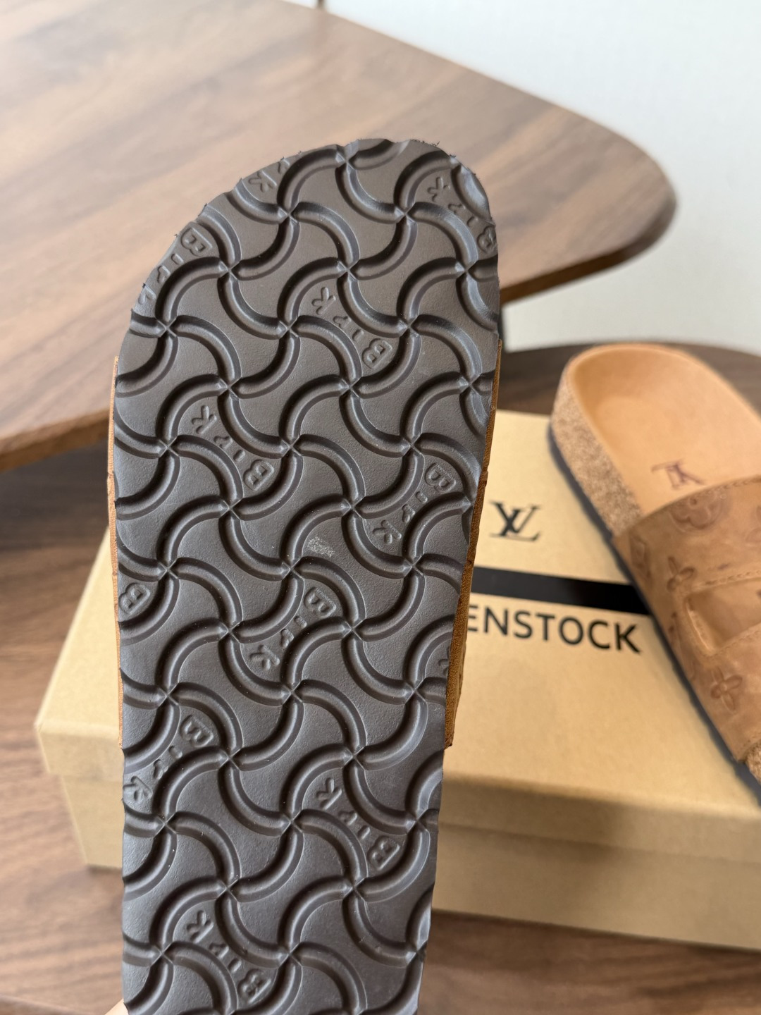 Birkenstock x 联名Lv 情侣款 系列 这两个品牌刚出联名我就心动了代购找很久才买到货，真的