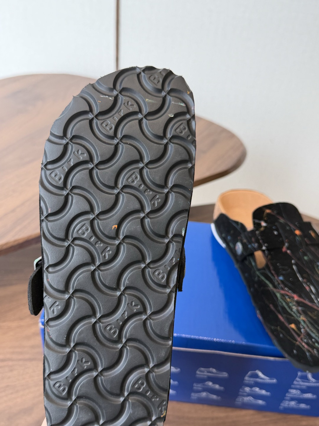 Birkenstock x 联名Lv 情侣款 系列 这两个品牌刚出联名我就心动了代购找很久才买到货,真的 Birkenstock x 联名Lv 情侣款 系列 这两个品牌刚出联名我就心动了代购找很久才买到货,真的