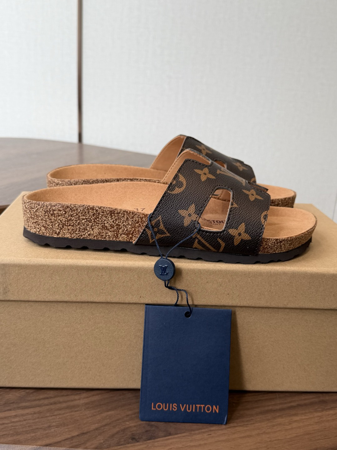 Birkenstock x 联名Lv 情侣款 系列 这两个品牌刚出联名我就心动了代购找很久才买到货,真的 Birkenstock x 联名Lv 情侣款 系列 这两个品牌刚出联名我就心动了代购找很久才买到货,真的