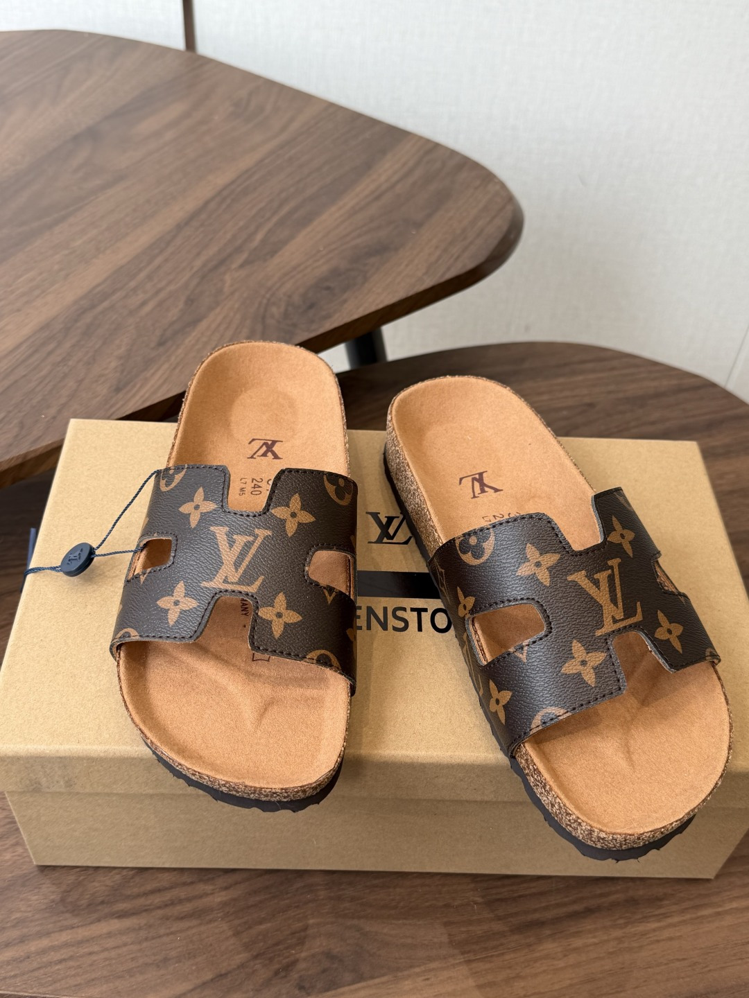 Birkenstock x 联名Lv 情侣款 系列 这两个品牌刚出联名我就心动了代购找很久才买到货,真的 Birkenstock x 联名Lv 情侣款 系列 这两个品牌刚出联名我就心动了代购找很久才买到货,真的