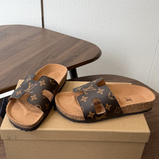 Birkenstock x 联名Lv 情侣款 系列 这两个品牌刚出联名我就心动了代购找很久才买到货,真的 Birkenstock x 联名Lv 情侣款 系列 这两个品牌刚出联名我就心动了代购找很久才买到货,真的