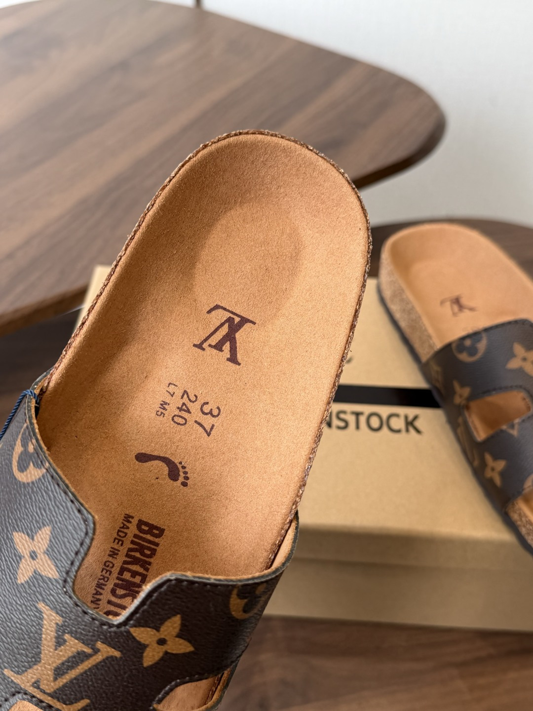 Birkenstock x 联名Lv 情侣款 系列 这两个品牌刚出联名我就心动了代购找很久才买到货,真的 Birkenstock x 联名Lv 情侣款 系列 这两个品牌刚出联名我就心动了代购找很久才买到货,真的