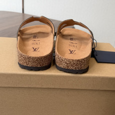 Birkenstock x 联名Lv 情侣款 系列 这两个品牌刚出联名我就心动了代购找很久才买到货,真的 Birkenstock x 联名Lv 情侣款 系列 这两个品牌刚出联名我就心动了代购找很久才买到货,真的