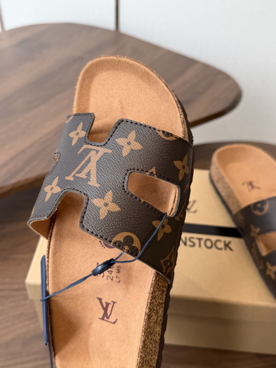 Birkenstock x 联名Lv 情侣款 系列 这两个品牌刚出联名我就心动了代购找很久才买到货,真的 Birkenstock x 联名Lv 情侣款 系列 这两个品牌刚出联名我就心动了代购找很久才买到货,真的