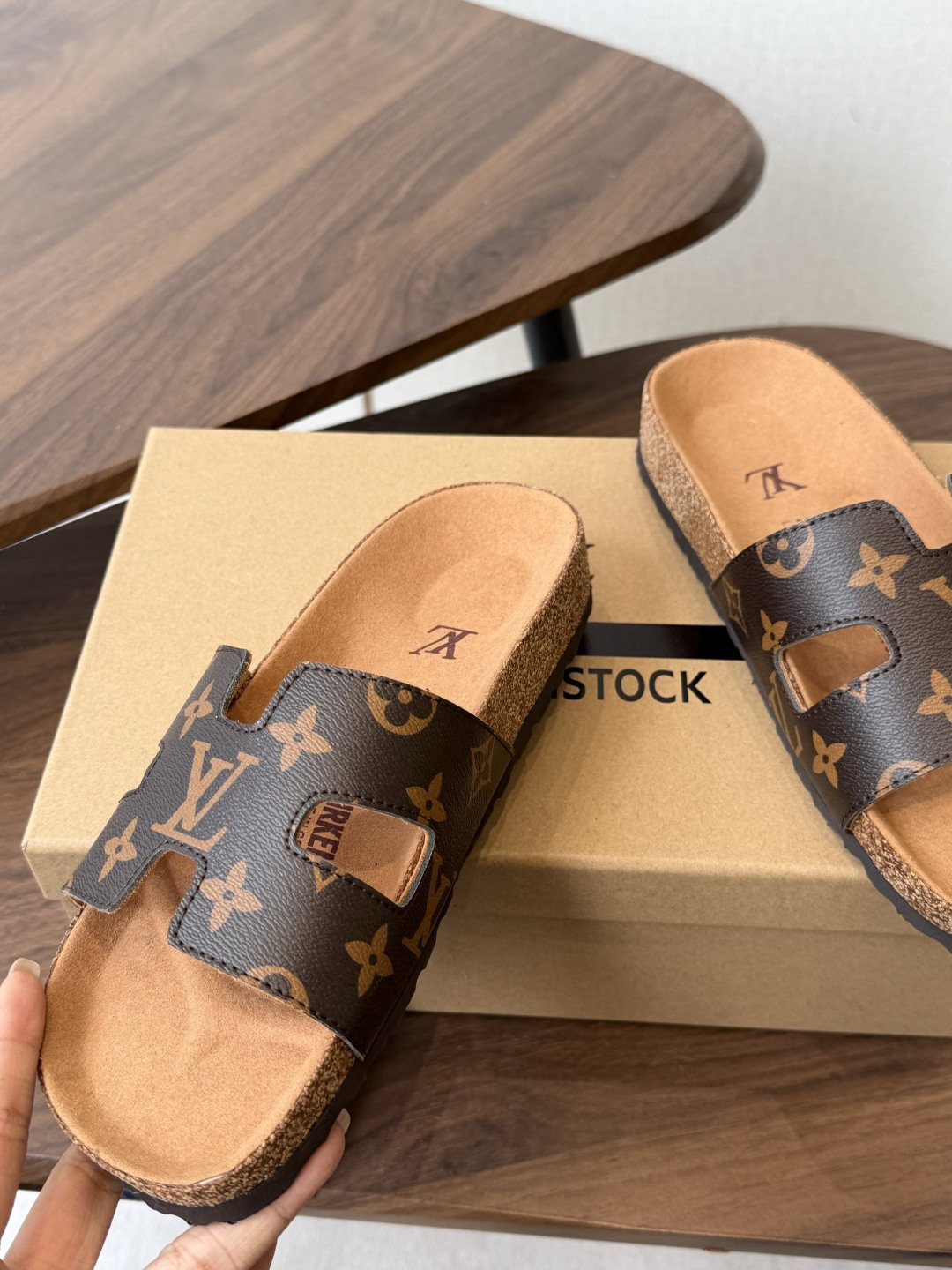 Birkenstock x 联名Lv 情侣款 系列 这两个品牌刚出联名我就心动了代购找很久才买到货,真的 Birkenstock x 联名Lv 情侣款 系列 这两个品牌刚出联名我就心动了代购找很久才买到货,真的